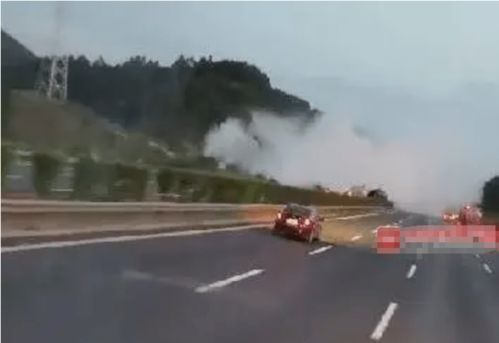 廣西高速突發?；沸孤┦鹿?油罐車側翻腐蝕品外泄，應急處置全面展開